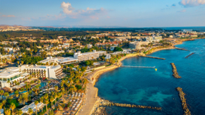 Zypern Paphos Hotels Küste Luftaufnahme Foto iStock DedMityay.jpg